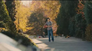 shoes grey and white of Quentin in " Paper Towns