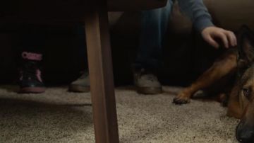 Les sneakers Osiris noires et roses dans le film Max