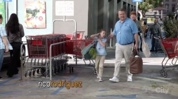 Les Converse bleu marine et blanches de Lily dans Modern Family