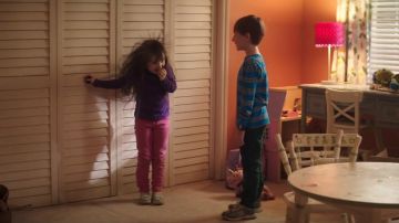 Les sneakers Converse bleu ciel et blanches dans le film Poltergeist