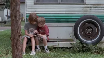 Sneakers grey and white of Mason in Boyhood