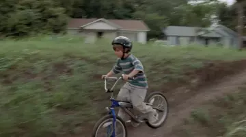 The sneakers all white of Mason in Boyhood