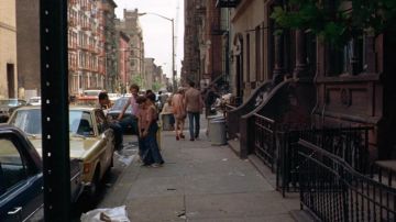 Les sneakers Converse noires de passants dans Taxi Driver