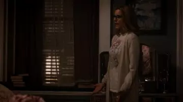 le t-shirt tête de mort Liquid Blue porté par Elizabeth McCord (Téa Leoni) dans Madam Secretary S03E17