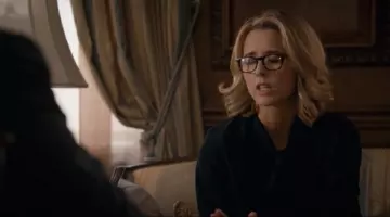 Le chemisier col lavallière noir de Elizabeth Mc­Cord (Téa Leoni) dans Ma­dam Se­cre­tary S01E09
