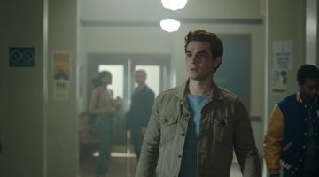 Chaqueta beige de Archie Andrews (K.J. Apa) en Riverdale S01E02