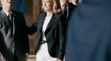 Le blazer noir 1 bouton de Eli­za­beth Mc­Cord (Téa Leoni) dans Ma­dam Se­cre­tary S02E07