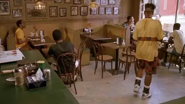 Les chaussures Nike Air Jordan IV White/Cement de Buggin Out (Giancarlo Esposito) dans Do The Right Thing