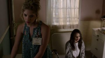 Camisa azul sin mangas de Hanna Marin (Ashley Benson) en Pretty Little Liars S03E02