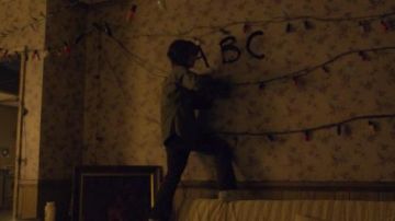 papel pintado floral vintage en la casa de Joyce Byers (Winona Ryder) en Stranger Things