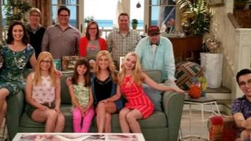 la robe à rayures de Liv Roo­ney (Dove Ca­me­ron) dans Liv et Mad­die