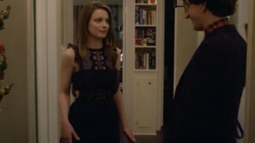 Vestido negro y azul de Gillian Jacobs en la serie Love S02E07
