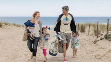 The shoes of David (Francois Vincentelli) in Between two mothers