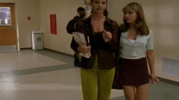 the mini black skirt of Buffy ( Sarah Michelle Gellar) in Buffy the vampire slayer