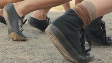 Les Converse noire hautes dans Invicible