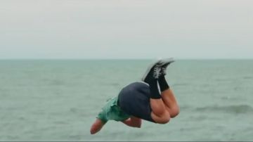 Les sneakers Converse de Zac Efron dans Bay­watch Alerte à Ma­libu