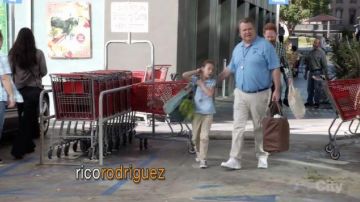 Les chaussures Converse bleu basses dans Modern Family