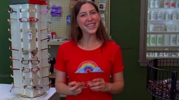 The t-shirt rainbow of Sue Heck (Eden Sher ) in The Middle