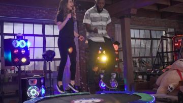 Sneakers Vans black and white Aly in the series New Girl
