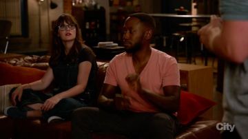 The vans shoes navy blue low of Jessica Day in the series New Girl