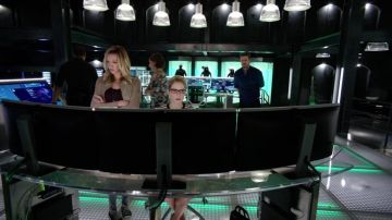 Les chaussures Converse noires et blanches de Black Canary dans Arrow