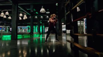 Las zapatillas blancas y negras de Felicity en Arrow