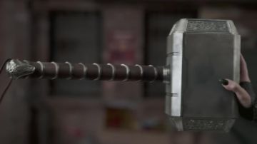 Le marteau "Mjöllnir" de Thor (Chris Hemsworth) dans Thor : Ragnarok