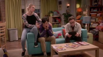 The Vans shoes black leather Penny (Kaley Cuoco) in The Big Bang Theory S09E15