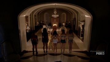 Zapatillas negras ascendentes en la serie Scream Queens