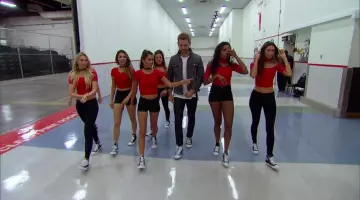 Les sneakers noires et blanches de Corinne dans The Bachelor