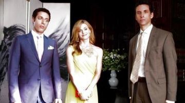 Vestido amarillo BCBGMAXAZRIA paige Collins en panes reales S7E1
