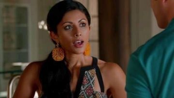 BCBGMAXAZRIA por Divya Katdare en panes reales S6E12