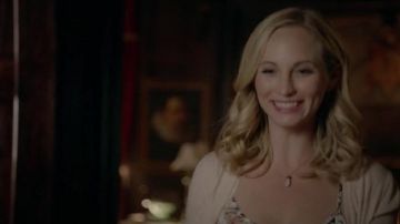 Délicat collier porté par Caroline Forbes (Candice Roi) sur Le journal d'un Vampire S08E09