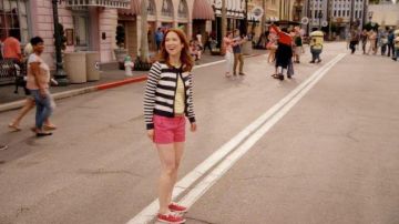 Les chaussures Vans rose / rouge de Kimmy Schmidt (Ellie Kemper) dans Unbreakable Kimmy Schmidt