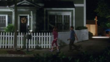 Zapatillas New Balance grises en The Spies Next Door