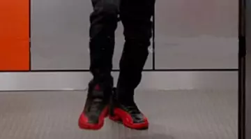 Les sneakers montantes noires et rouges de  Andre Johnson (Anthony Anderson) dans Black-ish (Saison 3)