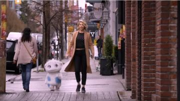 the sneakers of Alice (Jenna Elfman) in the Imaginary Mary