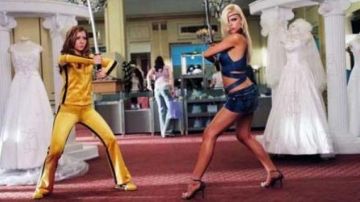 sneakers yellow Asics of Alyson Hannigan in Sexy movie