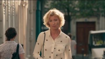 the shirt pattern Juliet (Alexandra Lamy) in The embarrassment of the choice