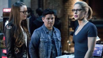 Le haut bleu de Felicity Smoak (Emily Bett Rickards) dans Arrow S05E06