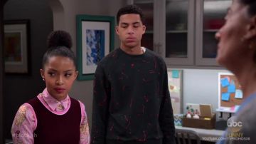 Camiseta roja sin mangas de Zoey Johnson (Yara Shahidi) en negro S03E19