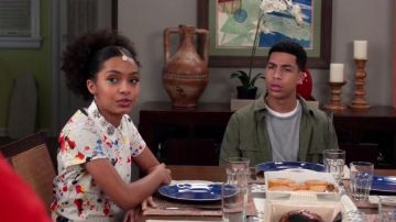 Blusa de pintura de Zoey Johnson (Yara Shahidi) en negro S03E19