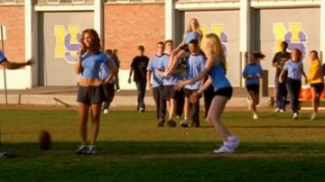 Zapatillas blancas tipo Nike en Mean Girls