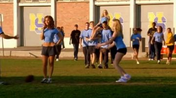 Zapatillas blancas tipo Fila en Mean Girls