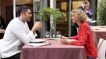 The red shirt of Juliet (Alexandra Lamy) in The embarrassment of the choice