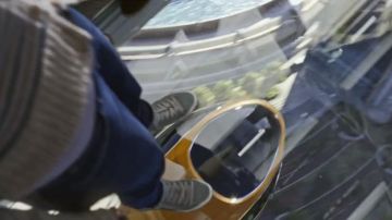 Les senakers basses grises de Casey Newton (Britt Robertson) dans Tomorrowland