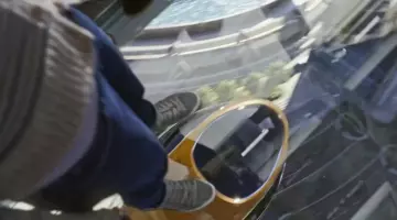 Les senakers basses grises de Casey Newton (Britt Robertson) dans Tomorrowland