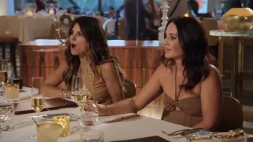 Viktoria & Woods Robe mi-longue bustier en maille jasmin marron portée par Alison Victoria comme on le voit dans Sin City Rehab (S01E08)