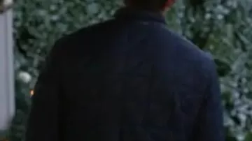 Joyeux Noël Ted Cooper Robert Veste matelassée bleue portée par Ted Cooper (Robert Buckley) dans Joyeux Noël, Ted Cooper !