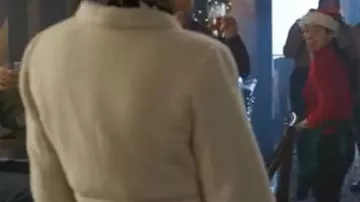 Joyeux Noël Ted Cooper Trench-coat blanc Hope Miller porté par Hope Miller (Kimberly Sustad) dans Joyeux Noël, Ted Cooper !